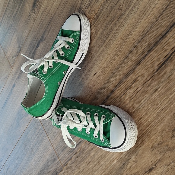 Converse Shoes - Like new Kelly green low top converse